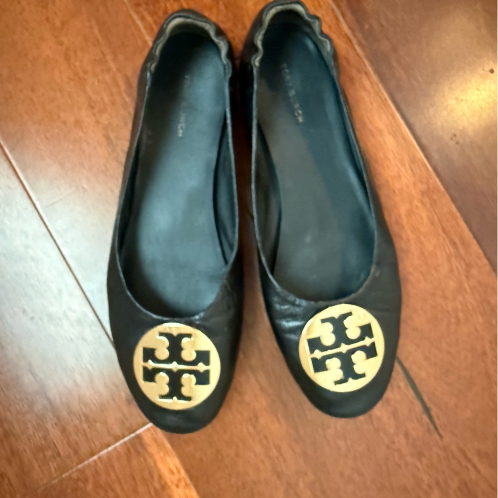 Tory Burch Black and Gold Flats with Signature Logo Size 8 in GUC